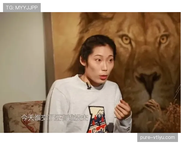 朱婷又发图了，沙发撞脸五星酒店大堂，我的租房押金还没她一个靠枕值钱
